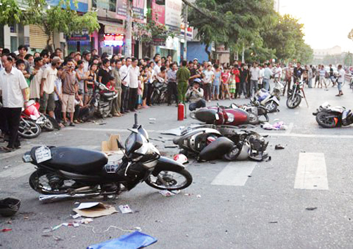 Hàng loạt xe máy nằm la liệt trên đường Lý Thái Tổ sau khi ôtô do bác sĩ Huy gây ra.